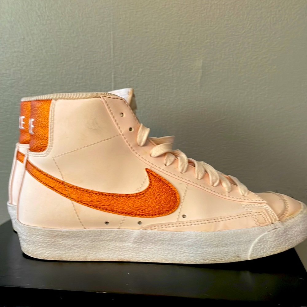 BLAZERS Soft Pink Nike Women's Blazer Mid '77